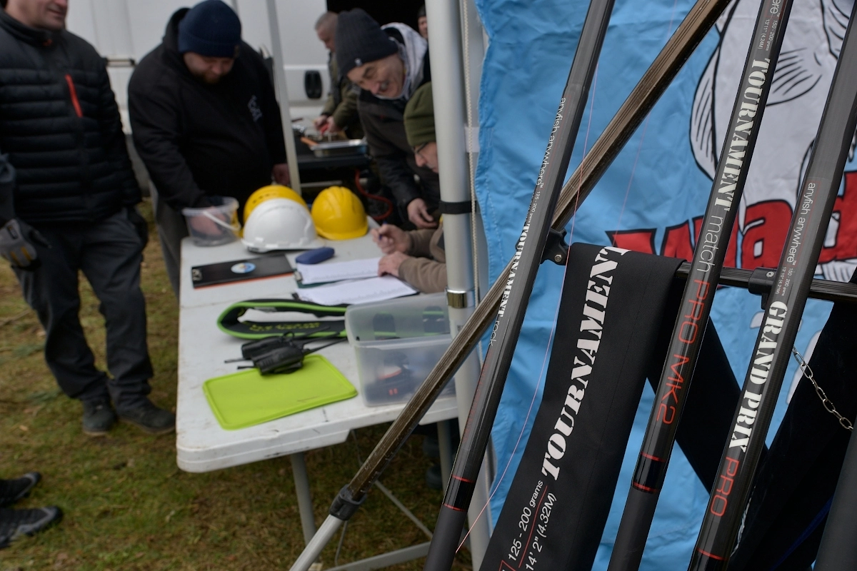 Łąka w miejscowości Karwieńskie Błoto otoczona lasem i sprzęt do zawodów rzutowych firmy Anyfish Anywhere
