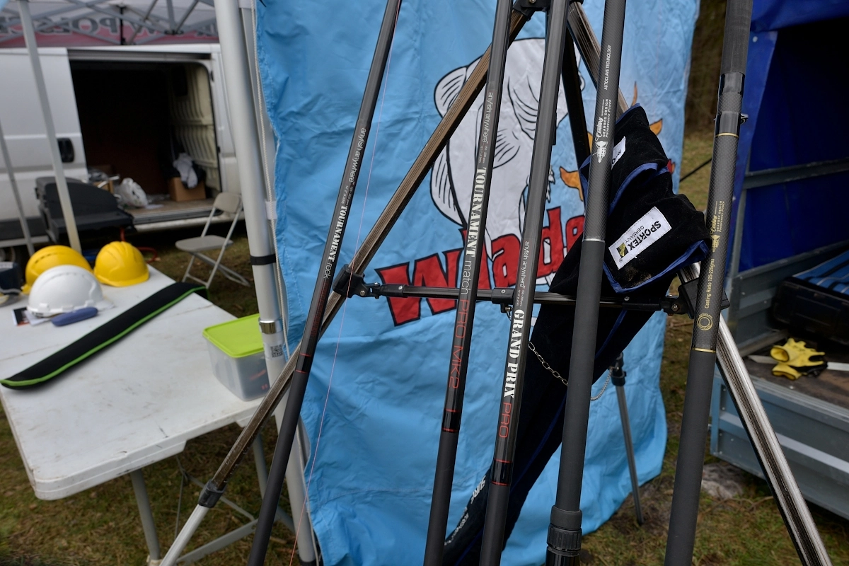 Łąka w miejscowości Karwieńskie Błoto otoczona lasem i wędki do zawodów rzutowych firmy Anyfish Anywhere i Century