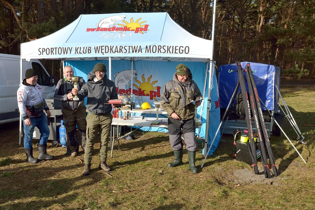 Łąka w miejscowości Karwieńskie Błoto otoczona lasem i rozdanie nagród dla zawodnika redakcji CwanaRyba