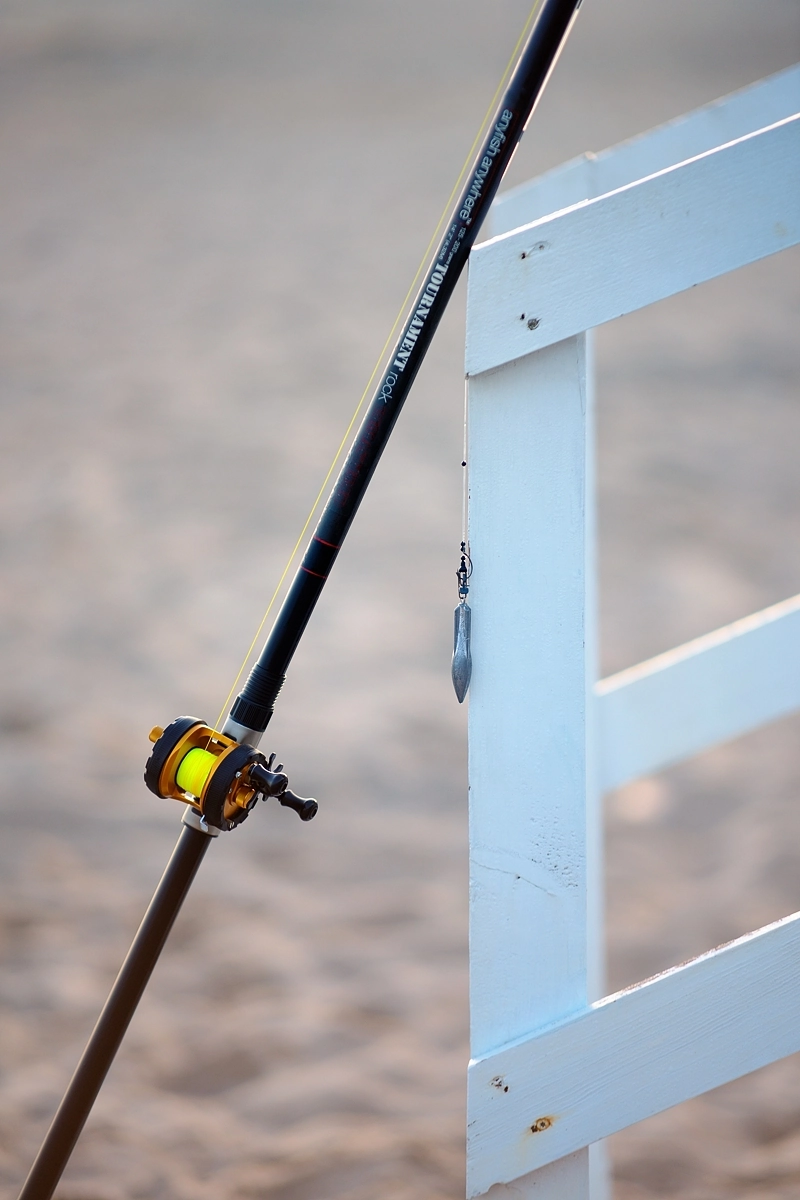 Wędka morska z kołowrotkiem i ciężarkiem