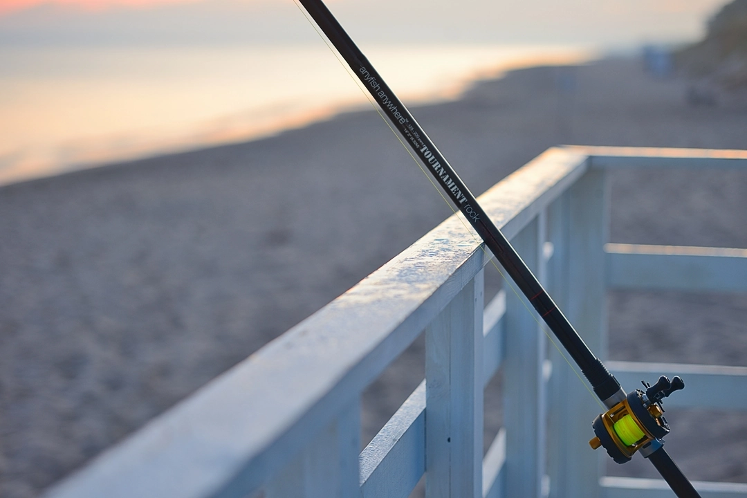 Wędka morska oparta o stanowisko ratownika na tle morza