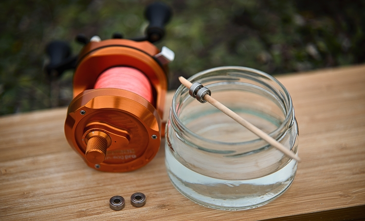 Naczynie z środkiem do mycia i odtłuszczania łożysk