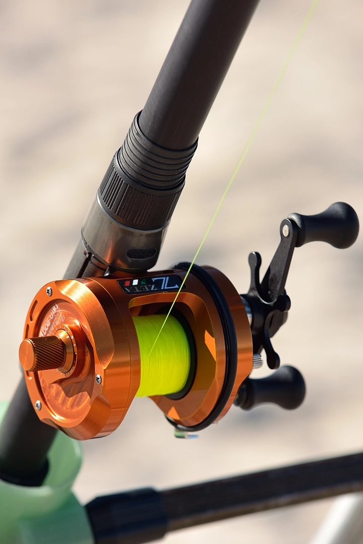 Seledynowa żyłka SAKUMA NITE CRYSTAL nawinięta na multiplikator Zzetatuning