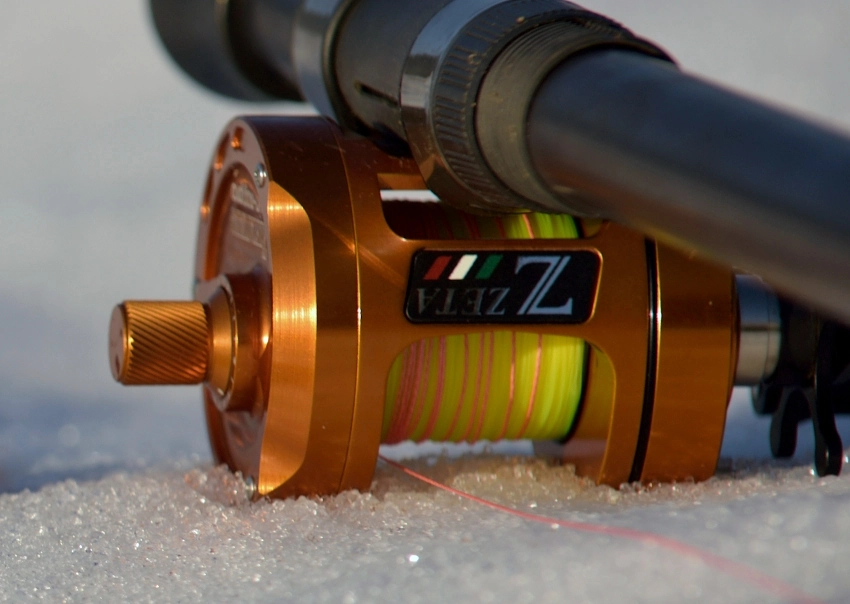 Multiplikator Zzetatuning 5600W z żyłką na tle śniegu