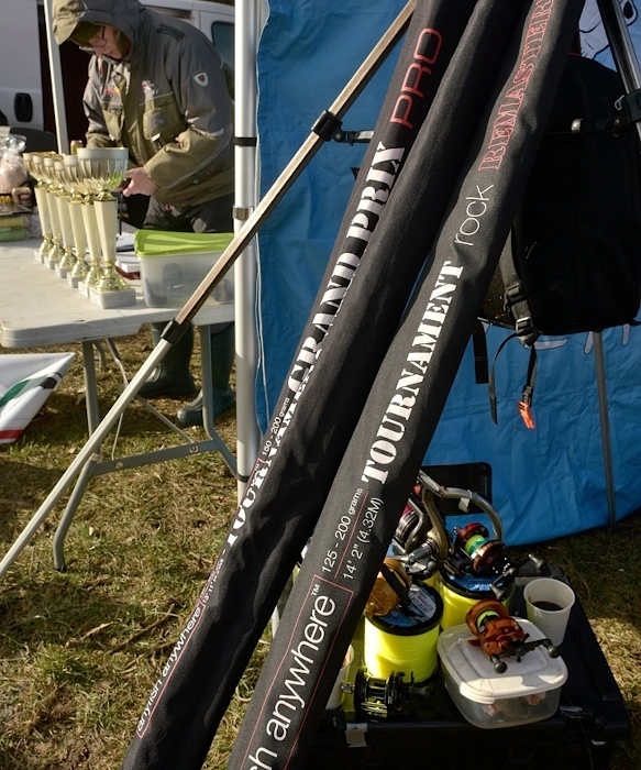 Stanowisko zawodników do longcastingu, gdzie widać wyczynowe wędki, kołowrotki i żyłki