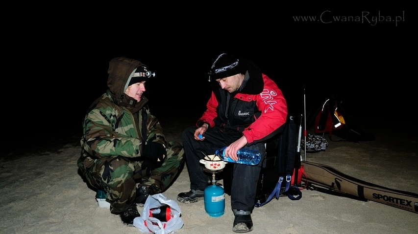 Turystyczna kuchenka gazowa znakomicie spisuje się podczas zimowego wędkowania z plaży