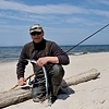 Wędkarz ze złowioną na plaży Beloną