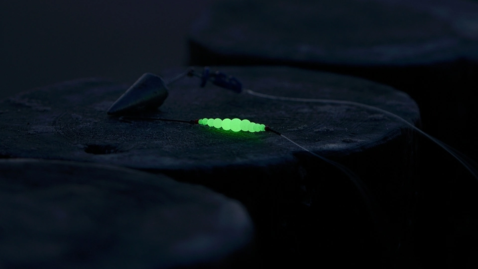 Zdjęcie świecących koralików wędkarskich na flądry